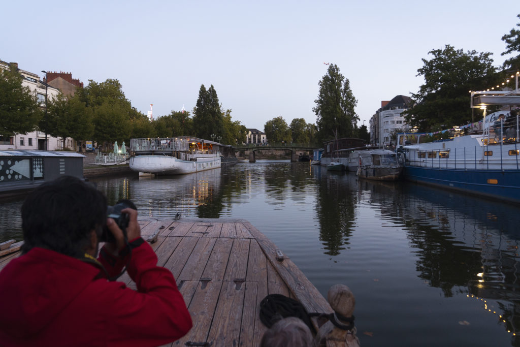 , Un voyage en petit comité et lumière dorée
